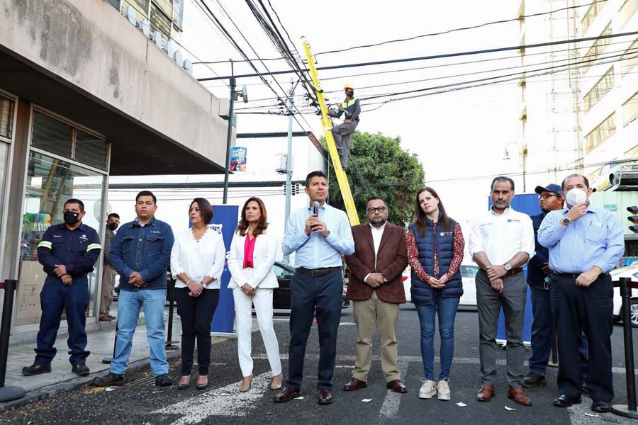 Realiza Ayuntamiento de Puebla reordenamiento de cableado aéreo