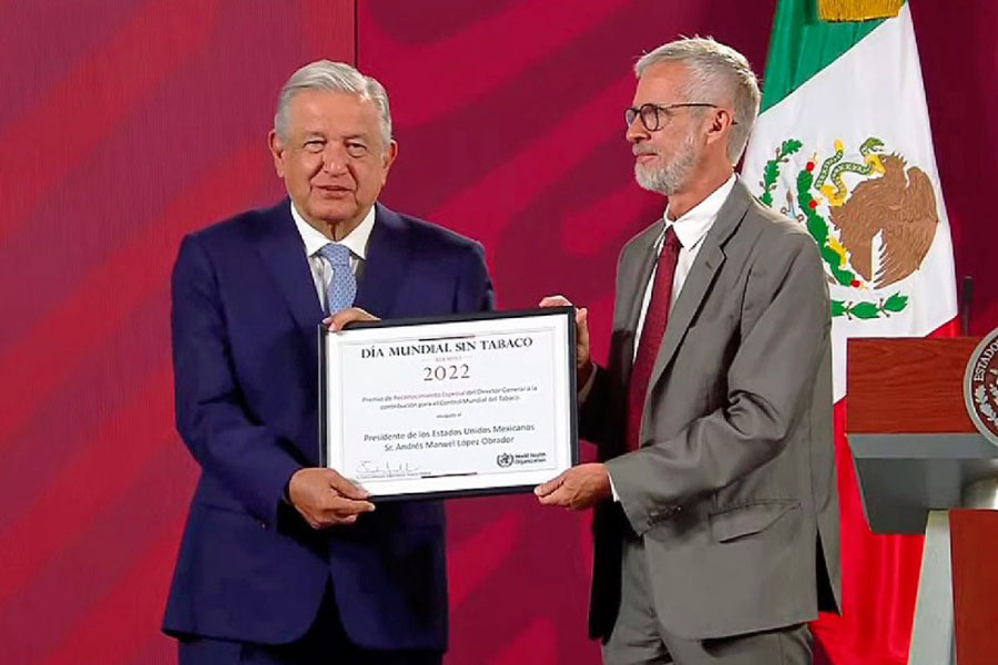 Por su lucha contra vapeadores y el tabaco, la OMS galardona a López Obrador