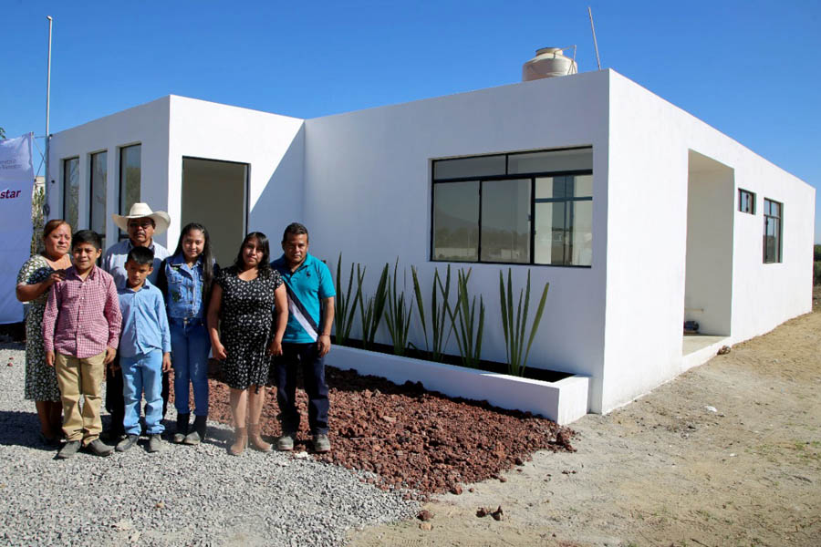 Entregó gobierno casa a familia afectada por socavón de Juan C. Bonilla