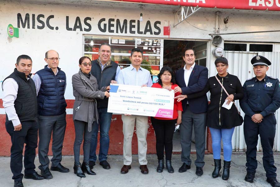 Eduardo Rivera Pérez entrega primer cheque del programa créditos contigo