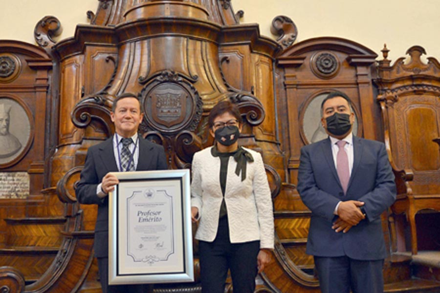 Recibió reconocimiento como Profesor Emérito de la BUAP el doctor Gerardo Torres del Castillo