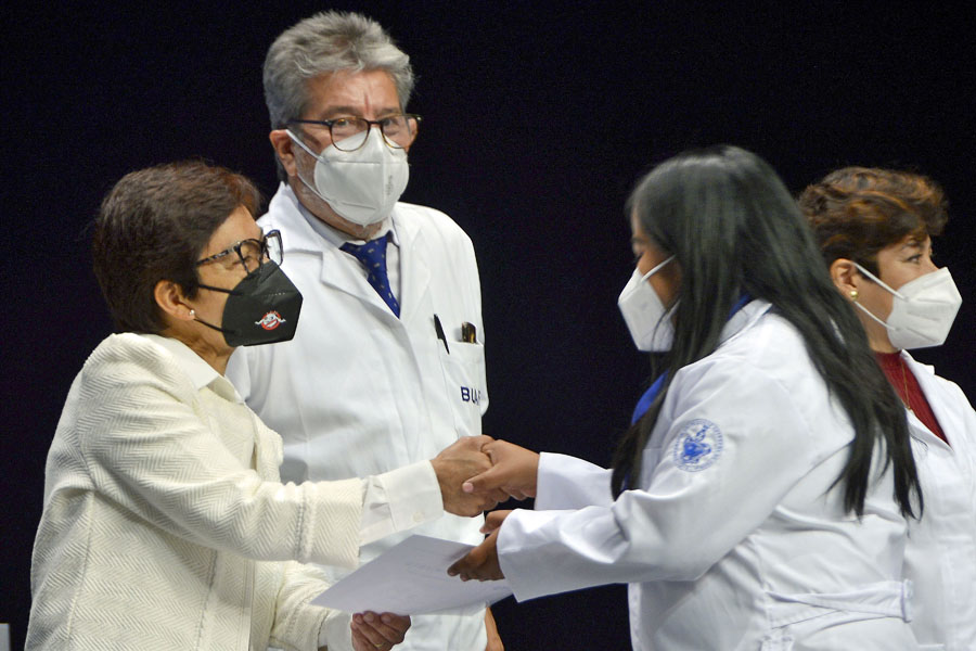 Encabezó Lilia Cedillo ceremonias de graduación de Medicina y Criminología