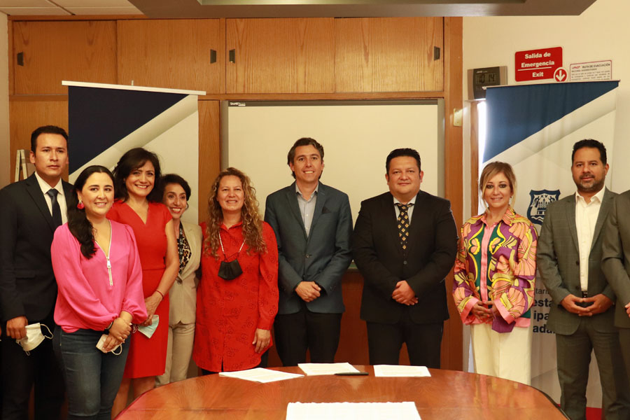 UPAEP apuesta por la producción biotecnológica de alimentos en Puebla -Con miras a contribuir al bien común, la Facultad de Biotecnología firma convenio de colaboración con la Secretaría del Bienestar del Ayuntamiento de Puebla. En el marco del camino rumbo al 50 aniversario de la UPAEP, se han consolidado acciones derivadas del modelo Tetrahélice en el cual, mediante la colaboración con instituciones educativas, empresas, gobiernos de los 3 niveles y organismos de la sociedad civil, se contribuye al buen desarrollo del tejido social en la búsqueda permanente del bien común. Muestra de ello es el reciente convenio de colaboración firmado entre la UPAEP y la Secretaría del Bienestar del Ayuntamiento de Puebla, el cual llevará al desarrollo de actividades que benefician por una parte, el cumplimiento de las funciones sustantivas de la Universidad como la Investigación y Vinculación, pero también repercute en el desempeño de un buen gobierno y por supuesto en el beneficio de las familias poblanas que participen en los diferentes proyectos motivo del presente Convenio. La Dra. Laura Contreras Mioni, Decana de Ciencias Biológicas, señaló que el suscribir este convenio llevará al desarrollo del proyecto de “Evaluación de un modelo para producción biotecnológica de alimentos en zonas urbanas y periurbanas del municipio de Puebla”. “De esta manera, nos sumamos a colaborar en los diversos aspectos de una actualidad en constante cambio y adaptación en los temas de salud, economía, emprendimiento, seguridad, entre otros, así como poner la ciencia y la tecnología al servicio de la sociedad en su conjunto”, sostuvo la académica. Por su parte, el Secretario de Bienestar y Participación Ciudadana, el Mtro. Matías Eduardo Rivero Marines, agradeció que la UPAEP abriera sus puertas y con esto dar la oportunidad de formar parte de un constante acercamiento para que las colaboraciones entre el gobierno y los organismos intermedios como la UPAEP, fortalezcan el espíritu democrático y de consecución del bien común que buscan ambas instituciones. Cabe señalar que en este evento también se contó con la presencia del Regidor Luis Franco Martínez, Presidente de la Comisión de Bienestar, el C. Jacobo Ordaz Moreno, Director de Política Social y Participación, así como de Directoras y Directores de la mencionada Secretaría; por parte del Decanato de Ciencias Biológicas asistieron el Dr. Elie Girgis El Kassis, Director de la Facultad de Biotecnología de la UPAEP, y docentes investigadores del mismo Decanato.