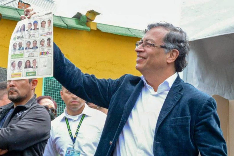 Gustavo Petro, de izquierda, gana y será presidente de Colombia