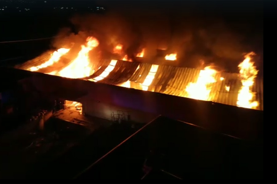 Incendio de recicladora de San Baltazar Tetela provocó la evacuación de vecinos de la zona