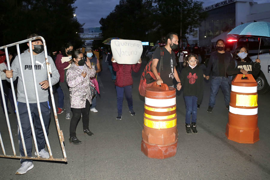 Cerraron padres vialidad tras no recibir vacuna contra Covid-19 para sus hijos