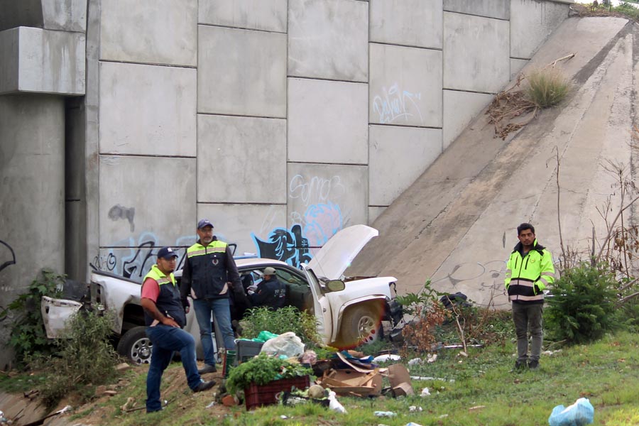 Una muerta y un herido, saldo de volcadura de camioneta en Periférico