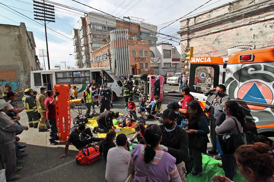 Chocan unidades del transporte público con saldo de 14 lesionados