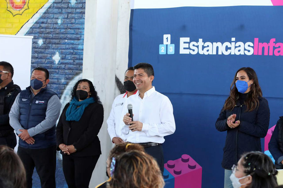 Sigue entregando Eduardo Rivera becas e incentivos para estancias infantiles