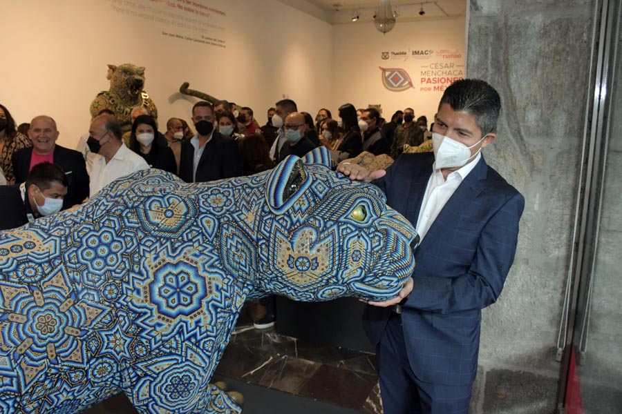 Puebla capital estrena magna exhibición de César Menchaca en galería del palacio municipal