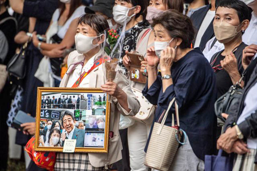 Miles de japoneses despiden en las calles a exprimer ministro Shinzo Abe