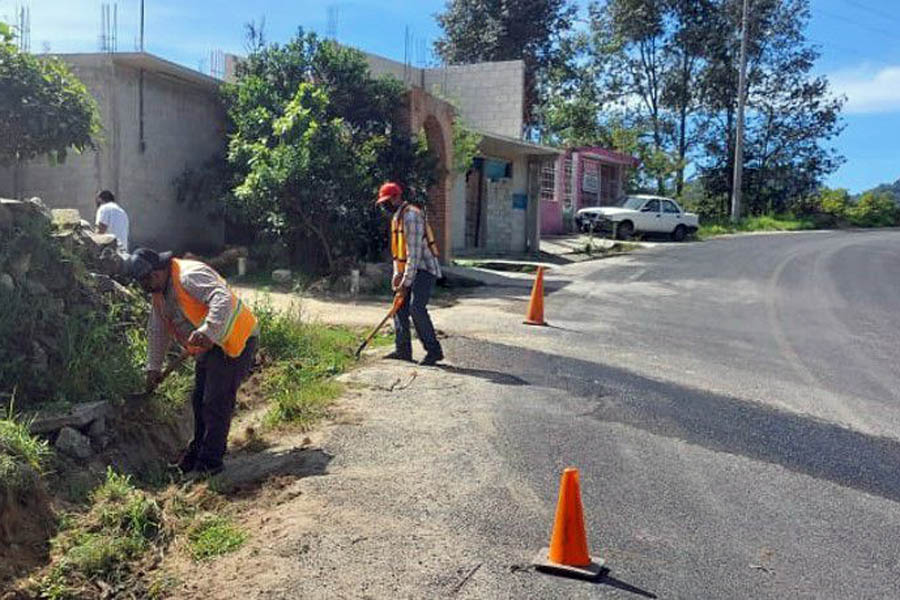 Realiza Secretaría de Infraestructura mantenimiento a carreteras en Zacatlán y otros municipios