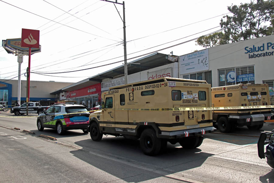 Reportan extraño asalto a cuentahabiente en banco de Puebla