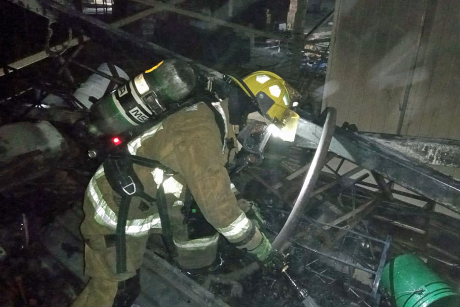 Sofocaron bomberos incendio en el mercado Zapata