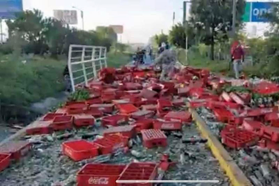 Camión de Coca-Cola causó accidente y caos vial sobre Anillo Periférico