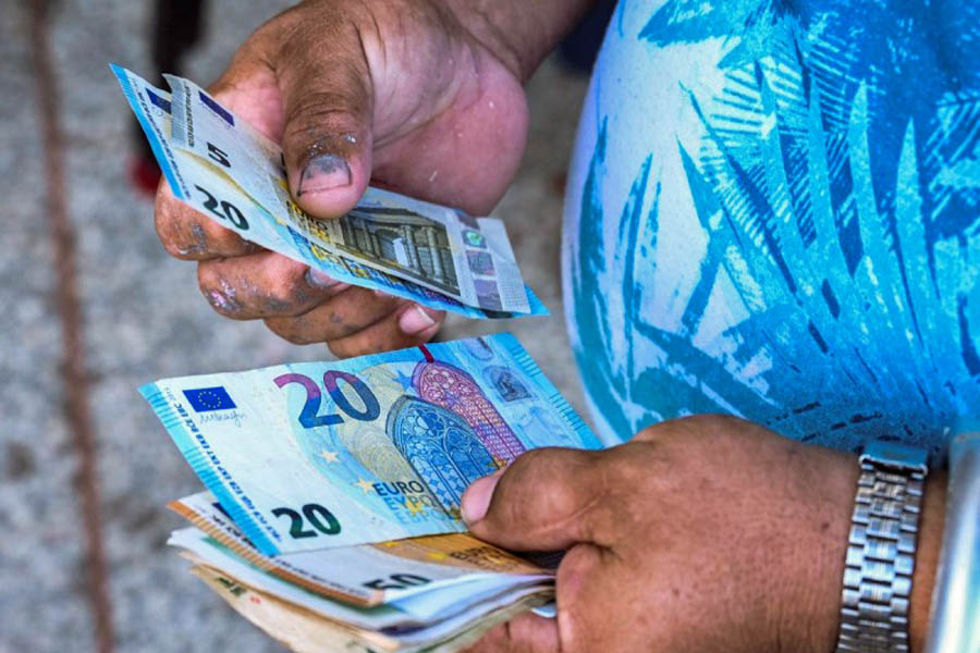 Cuba empieza a vender dólares para crear mercado cambiario