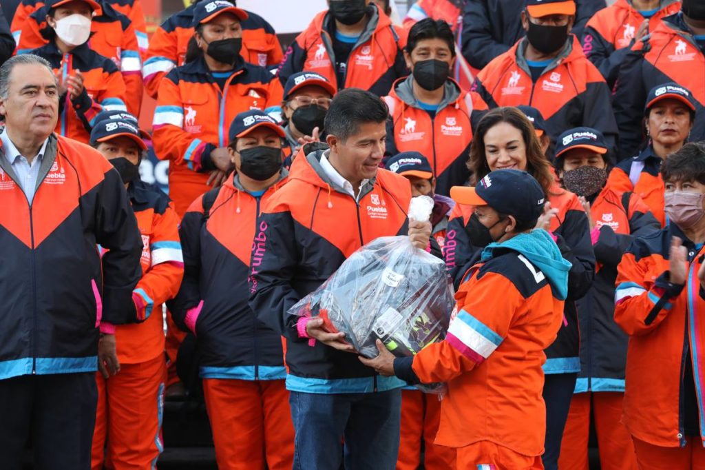 Entregó Eduardo Rivera Pérez uniformes a trabajadores de limpia