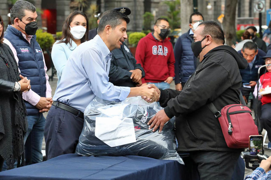 Entregó Eduardo Rivera uniformes a trabajadores sindicalizados