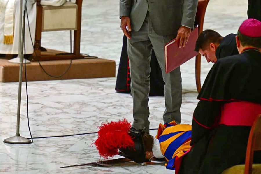 Guardia suizo se desmayó en plena audiencia del papa Francisco