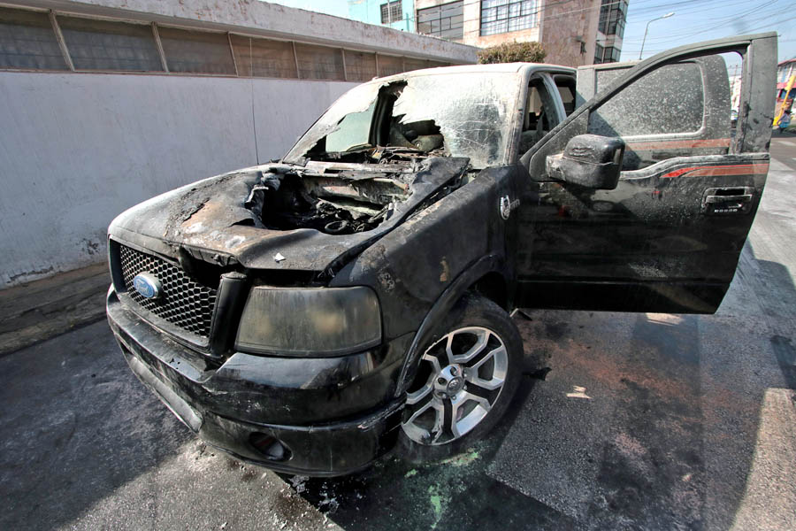 Se incendia camioneta de regidor capitalino en inmediaciones de El Carmen en Puebla capital