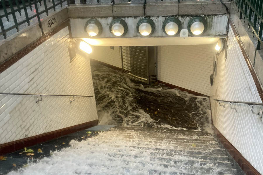 Lluvias torrenciales colapsan varias estaciones del Metro de París