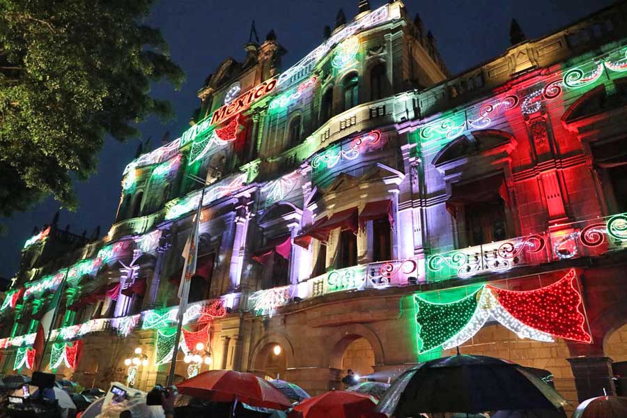 Puebla capital se enciende con alumbrado decorativo por fiestas patrias