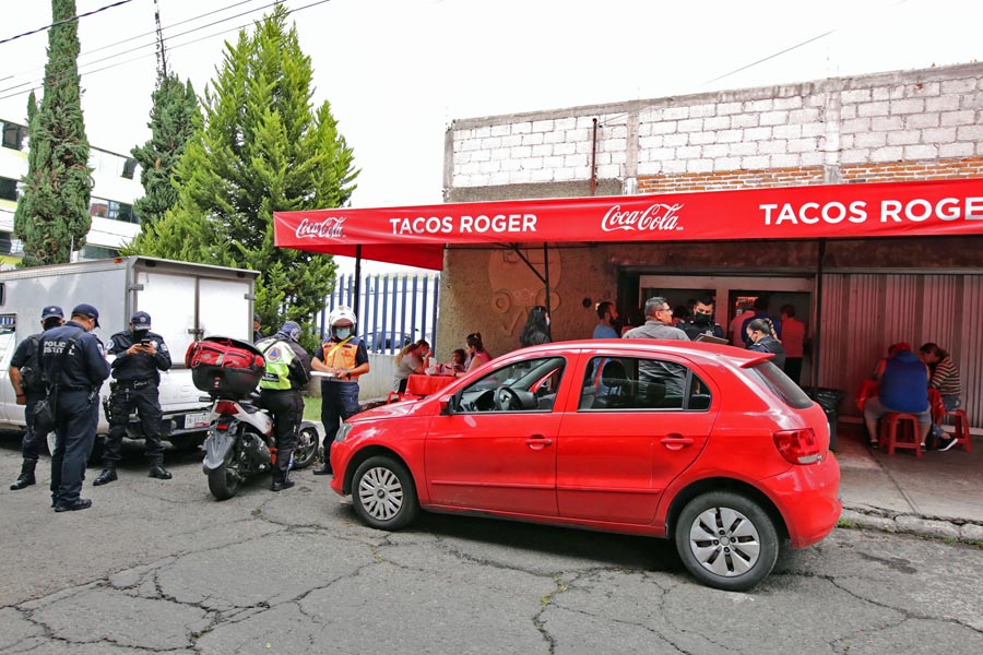 Quitaron a mujer 200 mil pesos mientras disfrutaba de unos tacos de El Roger