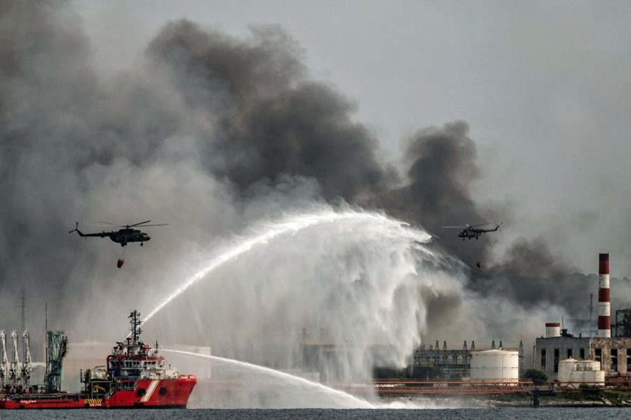 Con ayuda de México, Cuba apaga uno de los tanques incendiados en Matanzas