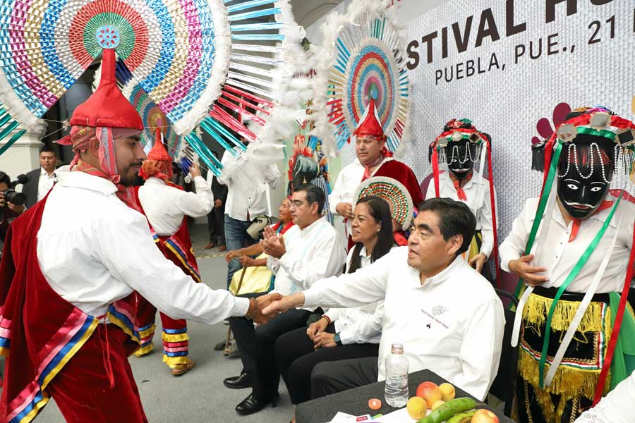 Preserva gobierno de Puebla cultura indígena; MBH recibe en casa aguayo a convite de Huey Atlixcáyotl