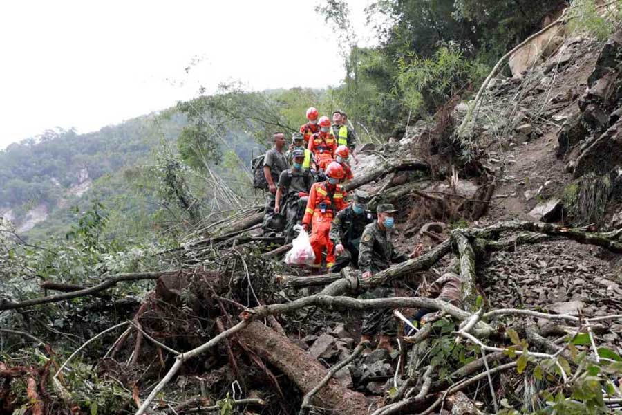 Sube a 74 cifra de muertos por sismo en China