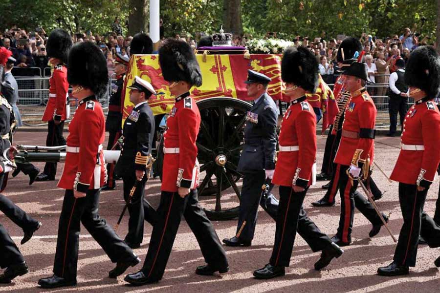 Carlos y sus hijos escoltan féretro de Isabel II durante procesión en Londres