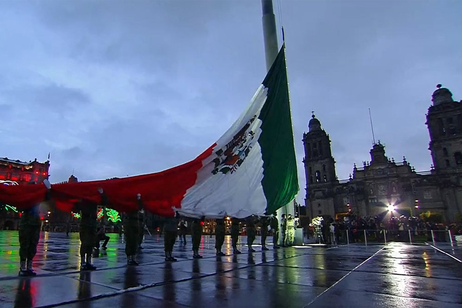 Iza López Obrador a media asta la Bandera por víctimas de sismos de 1985 y de 2017