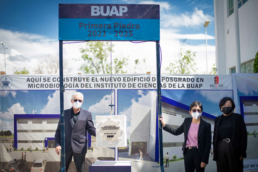 Colocó Rectora Lilia Cedillo primera piedra del edificio de posgrado de Microbiología del ICUAP