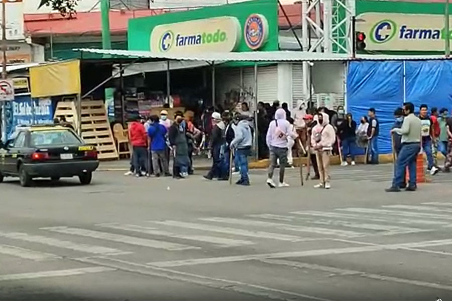 Decomiso de pirotecnia terminó en pelea entre policías y comerciantes del mercado Hidalgo