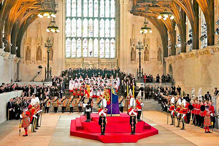 Los restos de la reina llegan a su última parada