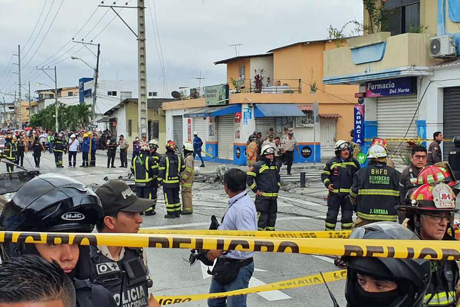 Una avioneta cayó en un parque de Guayaquil, muriendo dos personas que iban a bordo y resultando herido de gravedad el piloto