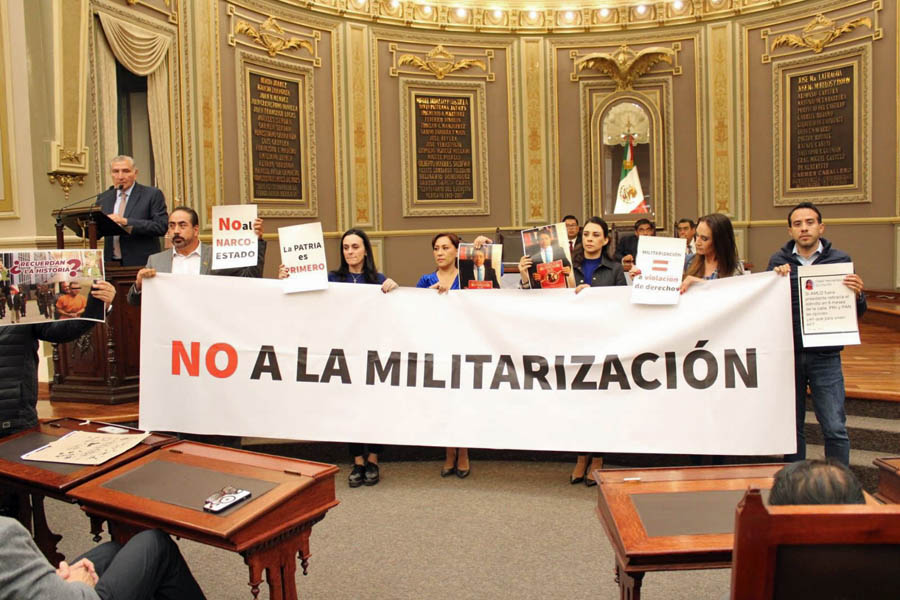 Diputados del PAN se manifestaron en el Congreso contra la militarización