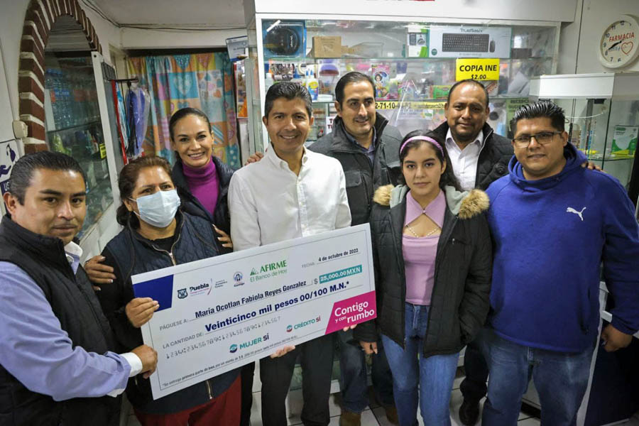 Eduardo Rivera Pérez entrega cheque 950 de “créditos contigo”