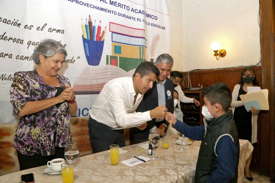 Eduardo Rivera entregó reconocimientos a hijos de trabajadores del Organismo del Servicio de Limpia