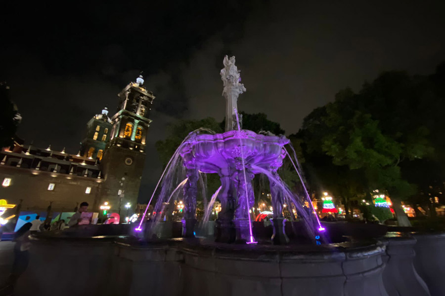 Ayuntamiento de Puebla ilumina de rosa las fuentes de la ciudad con motivo del mes de sensibilización sobre el cáncer de mama