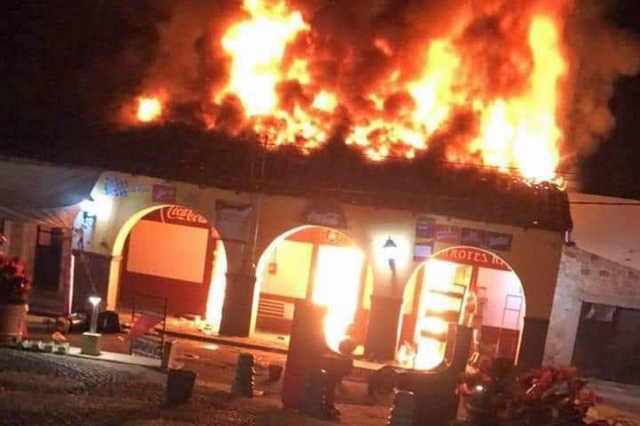 Incendio termina con tienda de abarrotes en Tlacuilotepec