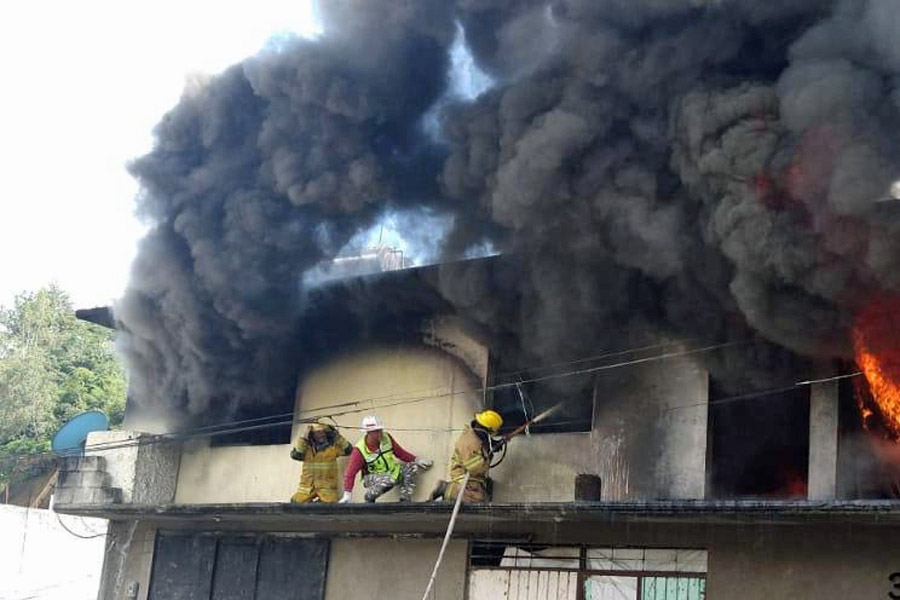 Dos intoxicados, además de cuantiosos daños materiales, saldo de incendio en Huauchinango