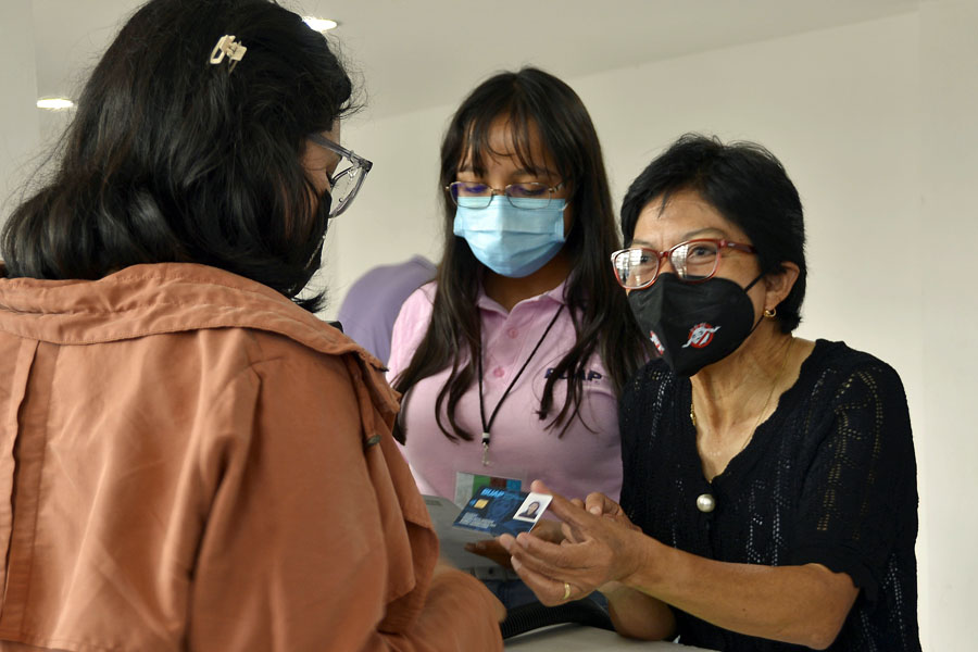 Supervisa Rectora Lilia Cedillo Ramírez entrega de credenciales a estudiantes de nuevo ingreso