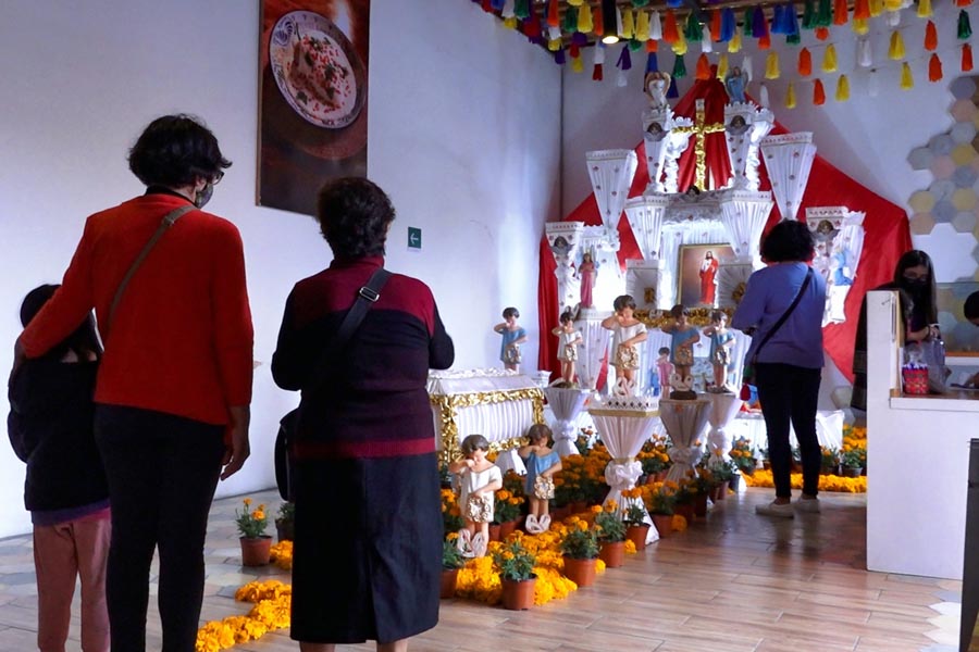 Con altar monumental, Turismo rinde homenaje a artesana de Hueyapan