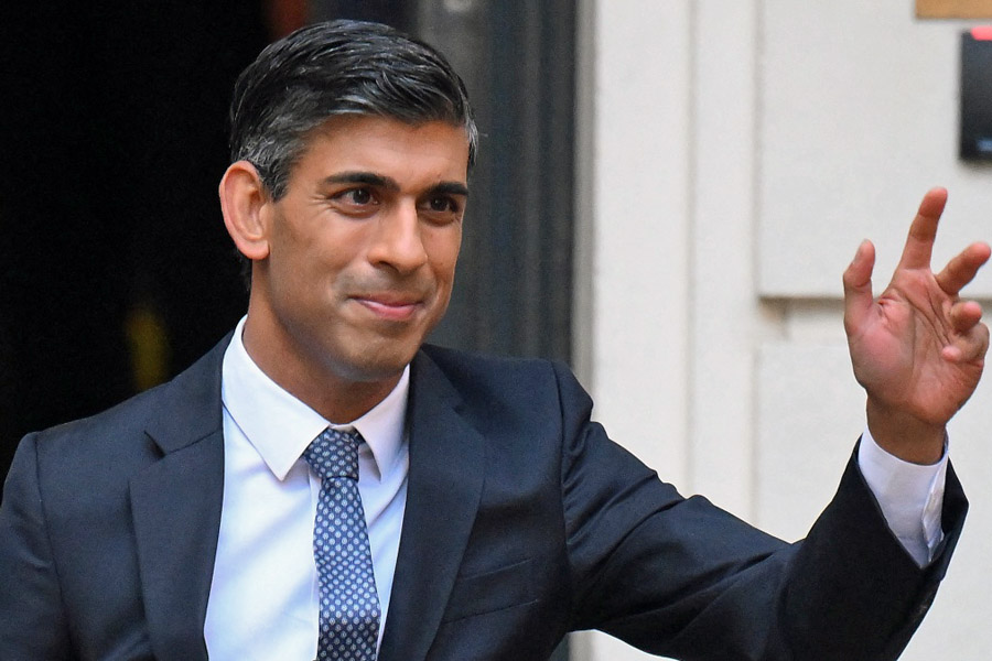 Rishi Sunak se convertirá en el primer ministro británico tras retirada de sus rivales