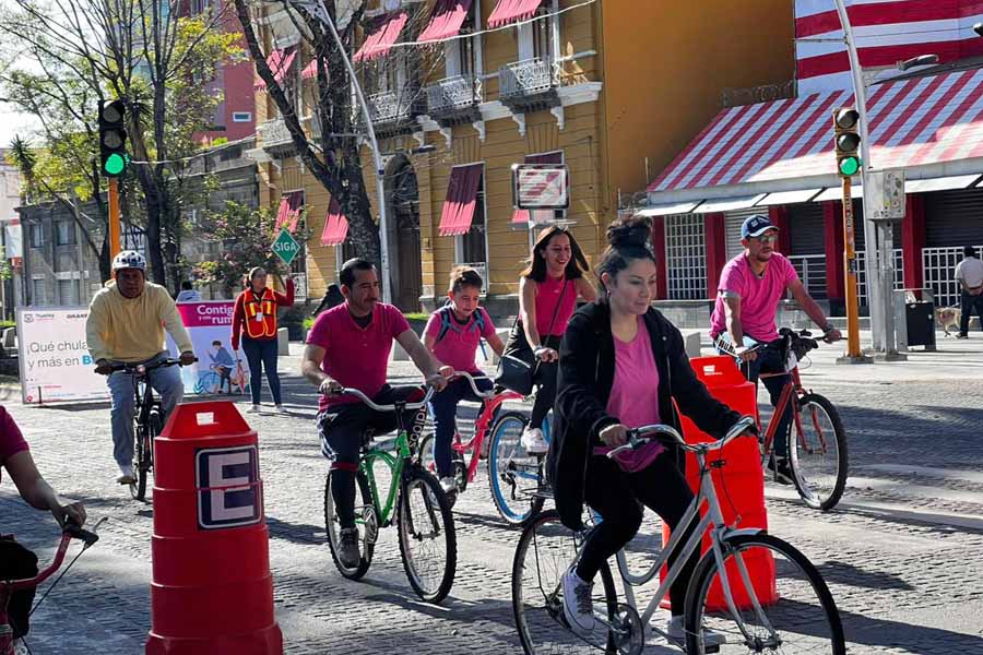 Gran paseo se pinta de rosa con motivo del mes de la lucha contra el cáncer de mama