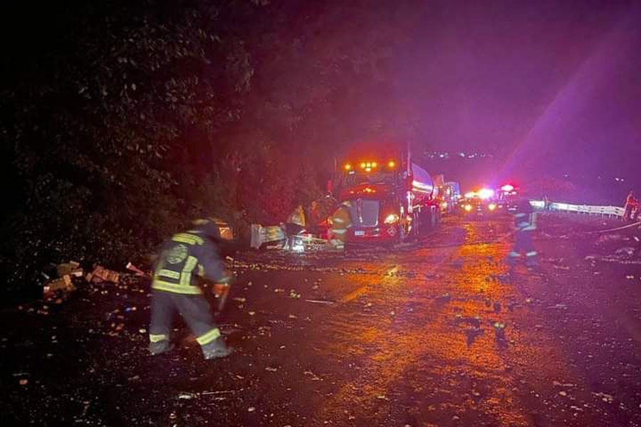 Tras choque cerca de Hauchinango, camión cae a barranco y deja un muerto