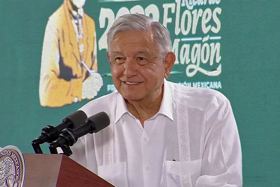 Vuelve AMLO a burlarse de la marcha en defensa del INE