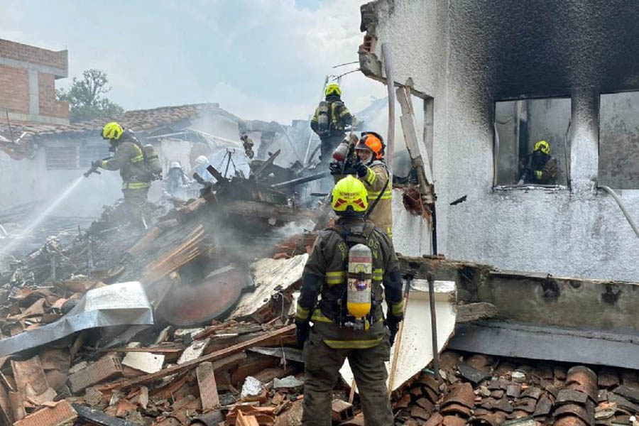 Cae avioneta en zona residencial de Colombia; mueren 8 personas