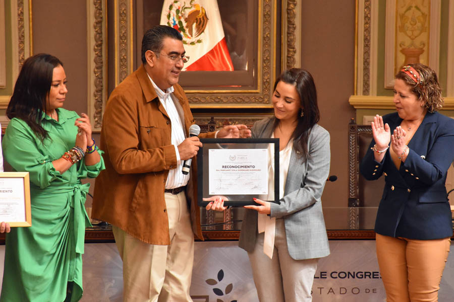 Congreso del Estado de Puebla reconoce a egresada UDLAP por su labor científica